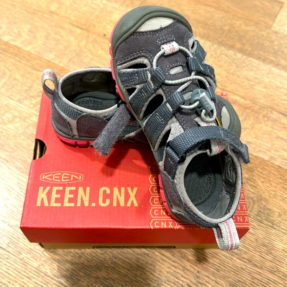 Keen girls size 10 seacamp II sandals (like new)